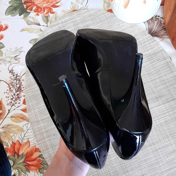 LC Black Shiny Pumps with Gold Bow 9M - Picture 6 of 6